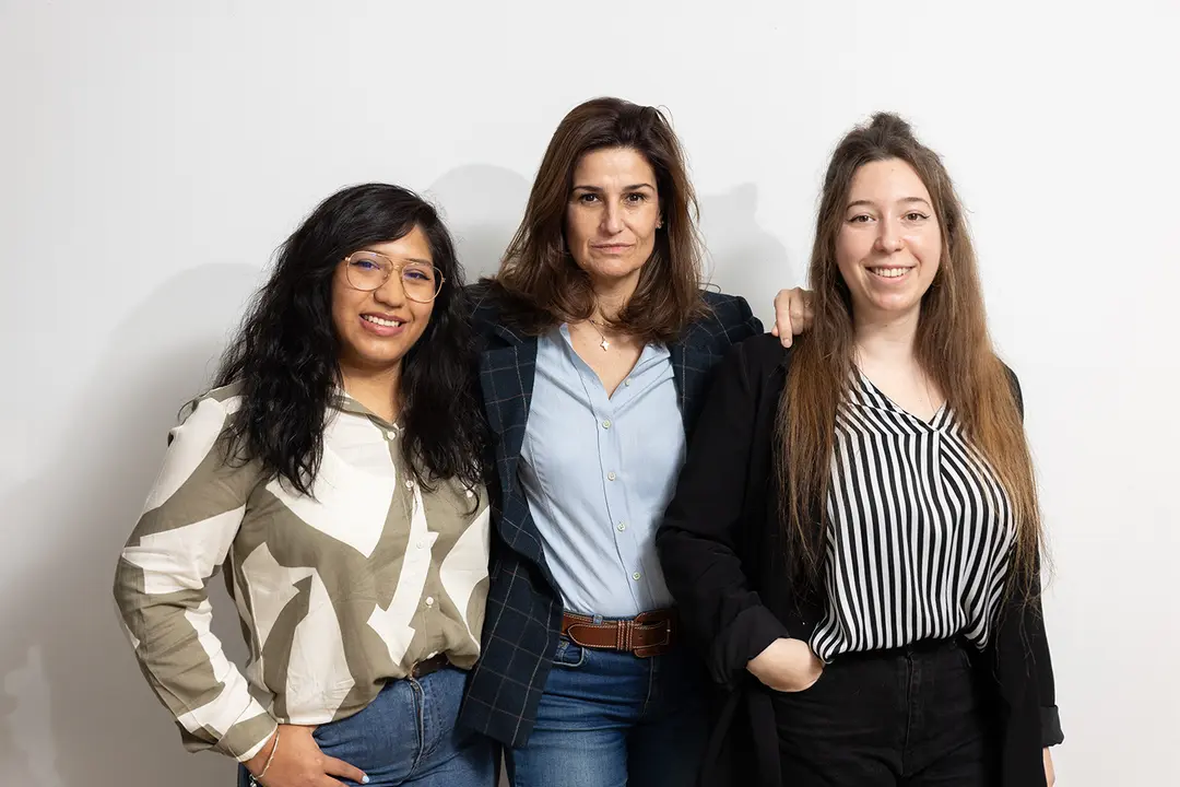 El equipo de Gibbon, formado por Claudia Barreto (izqda), Beatriz P&eacute;rez de Heredia (centro) y Alexandra Mart&iacute;nez (dcha) / Xoel Burgu&eacute;s