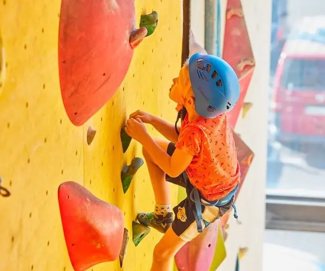El Climbat de la Torre Outlet es una actividad para todas las edades y niveles