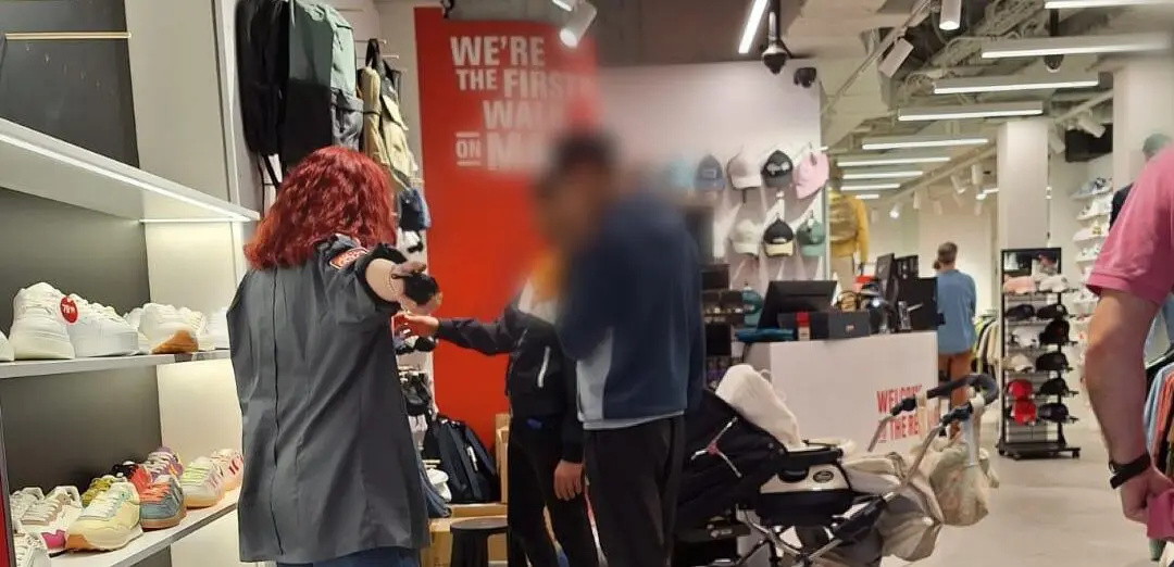 Imagen del momento en en el que una dependienta exige a los presuntos ladrones que salgan de su tienda /Cedida a H.A.
