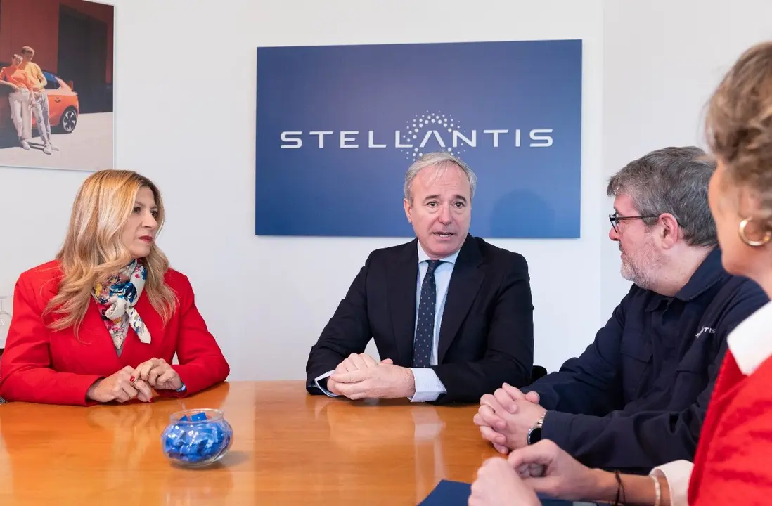Jorge Azc&oacute;n, presidente de Arag&oacute;n, en su visita a Stellantis Figueruelas junto con Mar Vaquero / Fabi&aacute;n Sim&oacute;n