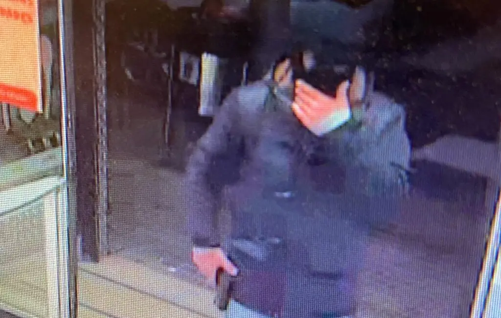 Imagen captada por una c&aacute;mara de seguridad del pistolero saliendo del establecimiento /H.A.
