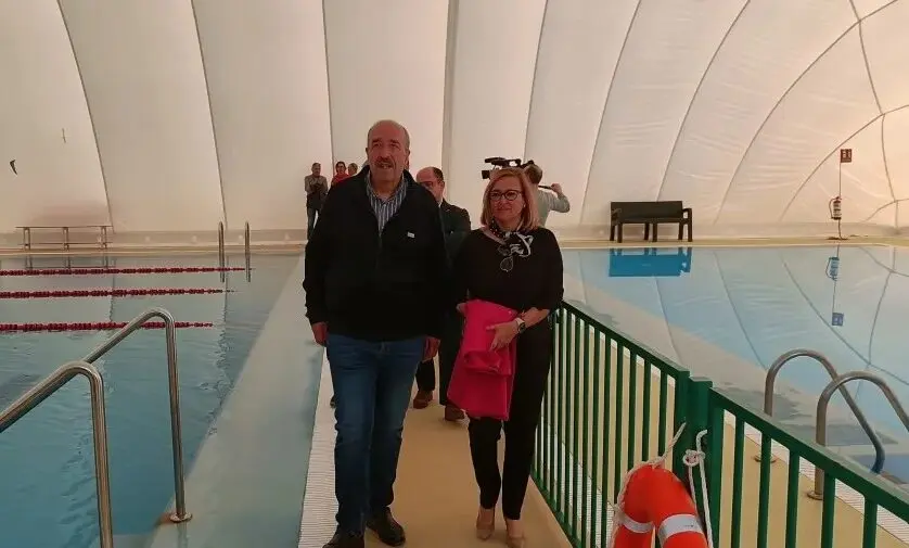 Manuel Rando, alcalde de Calamocha; junto con Mayte P&eacute;rez, portavoz del PSOE en las Cortes de Arag&oacute;n.