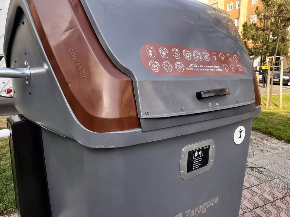 Contenedor marr&oacute;n de basura org&aacute;nica con sistema el&eacute;ctrico de apertura.