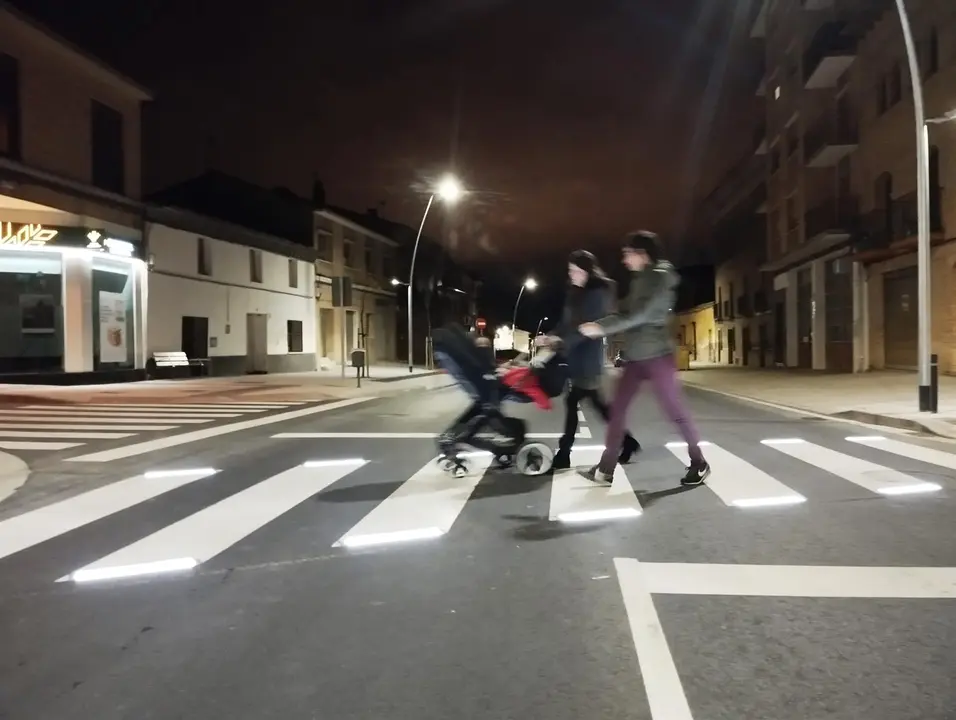 El primer paso de cebra inteligente de la red viaria de Arag&oacute;n se ha instalado en Villamayor de G&aacute;llego. / CHA