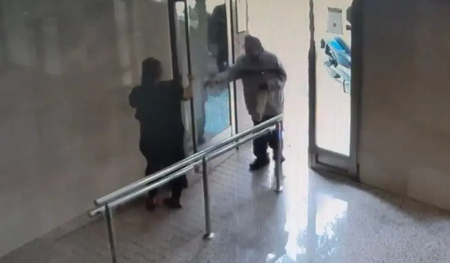 Imagen de la grabaci&oacute;n de una videoc&aacute;mara en el momento en el que una de las hermanas enga&ntilde;a a un anciano /P.N.