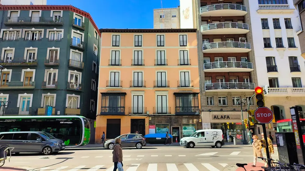 El edificio del Coso 90, en reformas para crear apartamentos vacacionales / HA