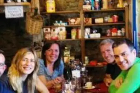Pedro S&aacute;nchez y su amigo Paco Boya disfrutando en el Valle de Ar&aacute;n / La Vanguardia