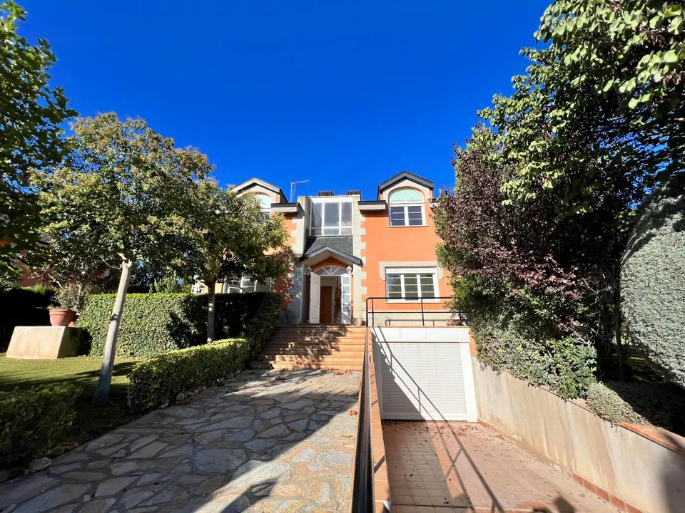 Chalet a la venta en Las Lomas / IndiQa