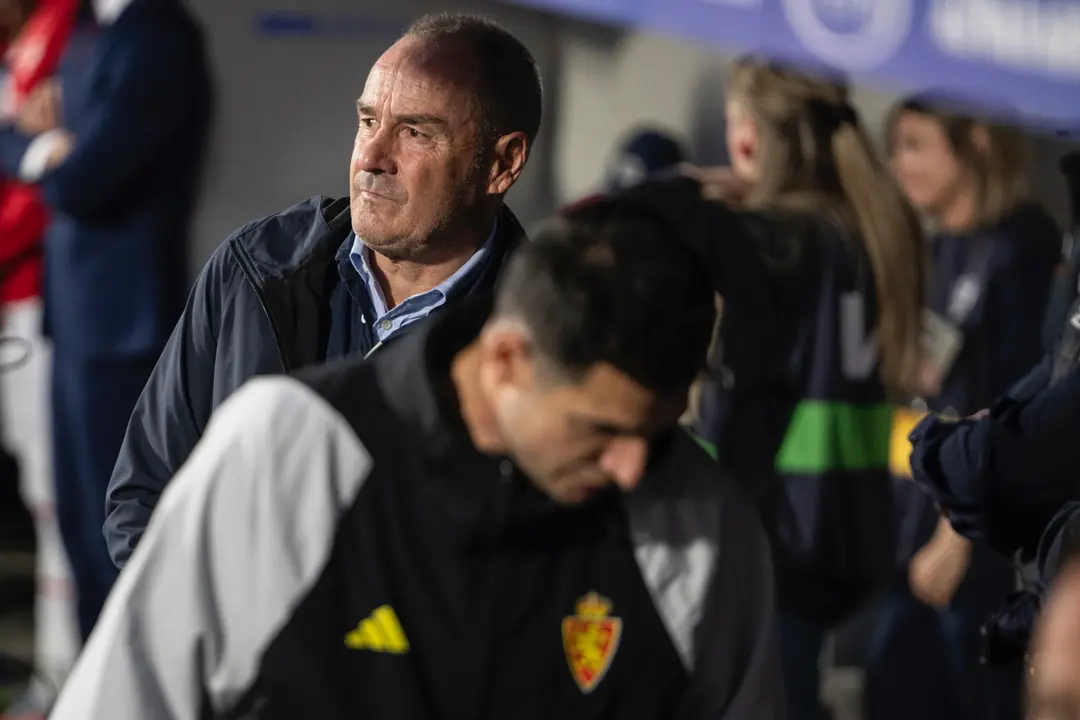V&iacute;ctor Fern&aacute;ndez en el banquillo del Alcoraz / MARCOS CEBRI&Aacute;N