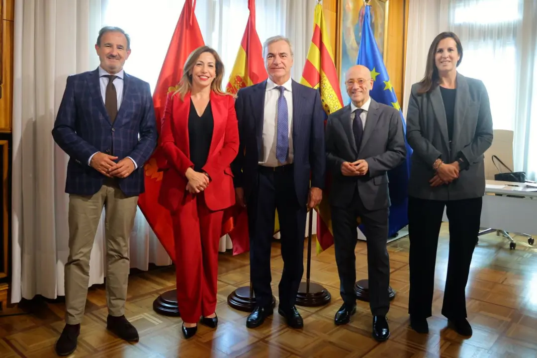 Natalia Chueca entreg&oacute; a Carlos Sainz la medalla al m&eacute;rito deportivo