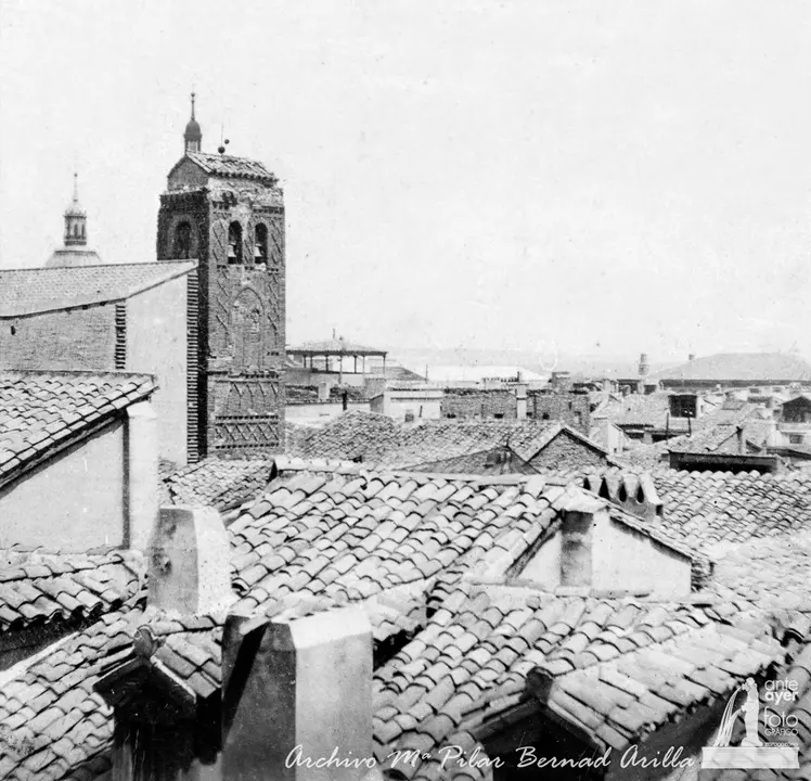 La torre mud&eacute;jar de San Juan el Viejo, emergiendo entre el caser&iacute;o zaragozano