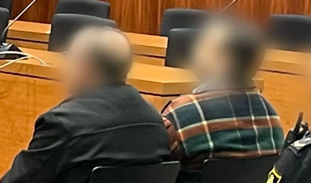 Los dos acusados sentado en el banquillo de la sala tercera de la Audiencia Provincial de Zaragoza/ H.A.
