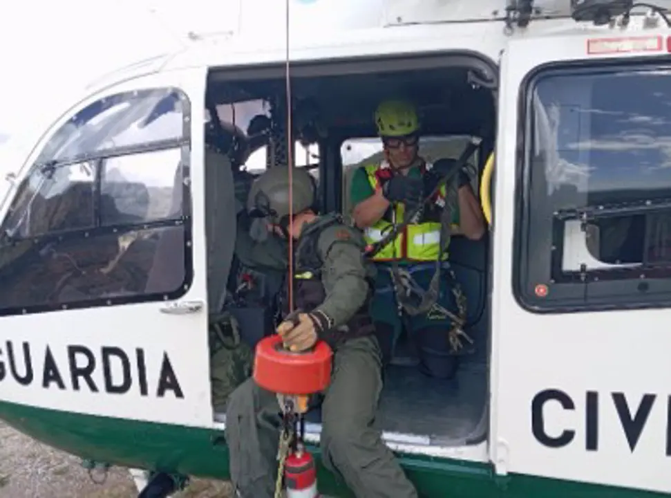 Helic&oacute;ptero de la Guardia Civil con ciclo gr&uacute;a / GC