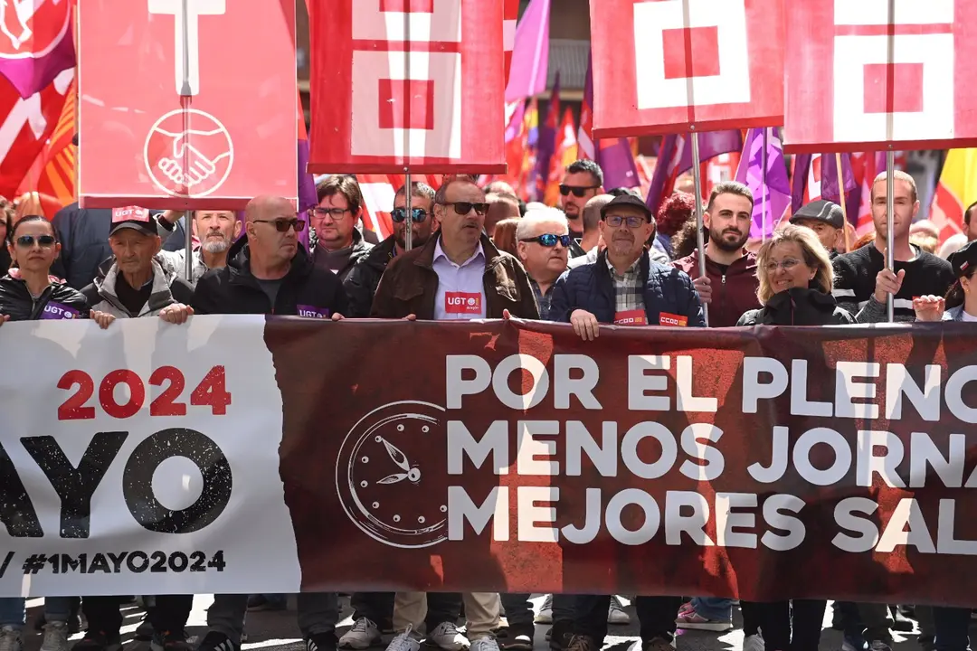 Miles de personas se manifiestan por el centro de la ciudad para reclamar subida salarial y menos jornada / 
Ram&oacute;n Comet / EP