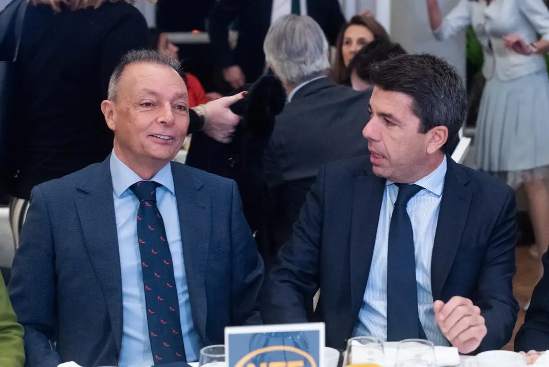 El presidente de la Confederaci&oacute;n Empresarial de la Comunitat Valenciana (CEV), Salvador Navarro (i) y el presidente de la Comunidad Valenciana, Carlos Maz&oacute;n (d), durante un desayuno informativo / E.P.
