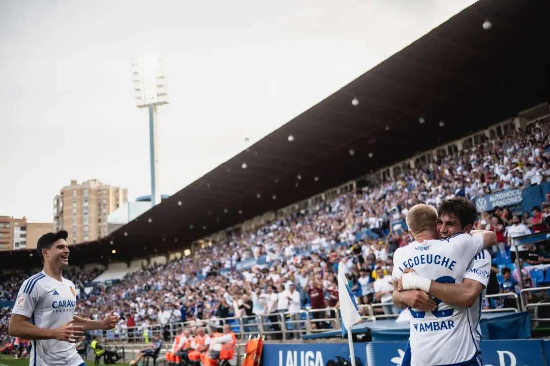 El Real Zaragoza en La Romareda / MARCOS CEBRI&Aacute;N