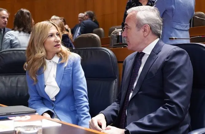 El presidente del Gobierno de Arag&oacute;n, Jorge Azc&oacute;n, y la vicepresidenta segunda y portavoz, Mar Vaquero.