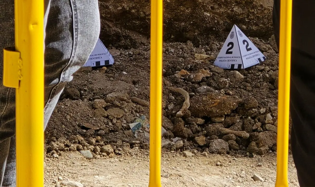 Imagen de los restos humanos encontrados en la calle San Miguel / 'Brutal Comunicaci&oacute;n'