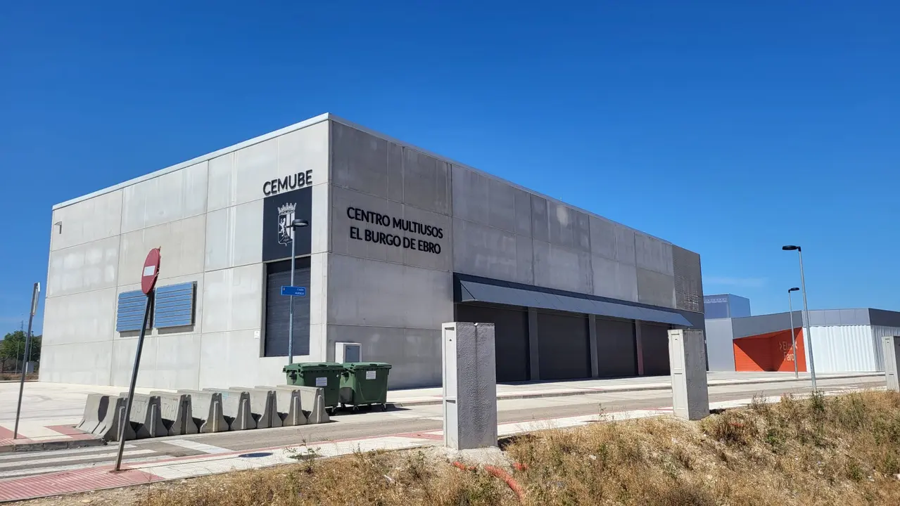 Parte de las placas solares se van a colocar en las cubiertas del pabell&oacute;n multiusos de El Burgo. / AYTO. EL BURGO