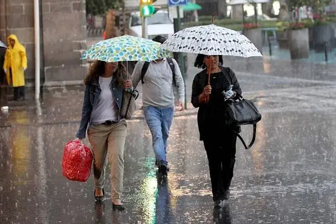 Lluvia en Zaragoza / HOY ARAG&Oacute;N.
