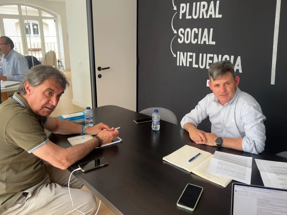 Joaqu&iacute;n Jim&eacute;nez, director de FCC en Arag&oacute;n (izquierda) y Pl&aacute;cido Aurensanz, responsable del CIAM de Urbaser, en la redacci&oacute;n de HOY ARAG&Oacute;N. / S. A.