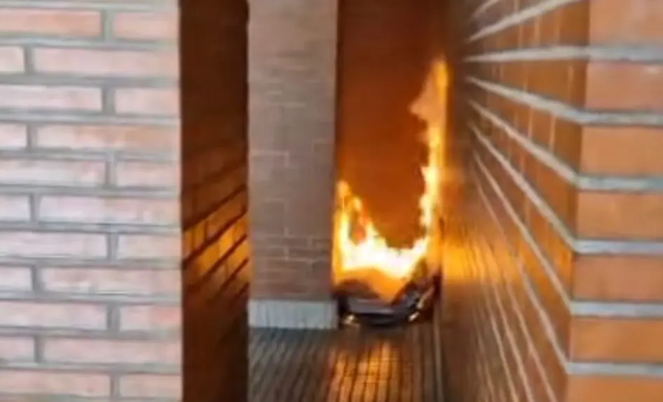 Imagen de un reciente incendio provocado en los soportales de viviendas de Parque Bruil / H.A.