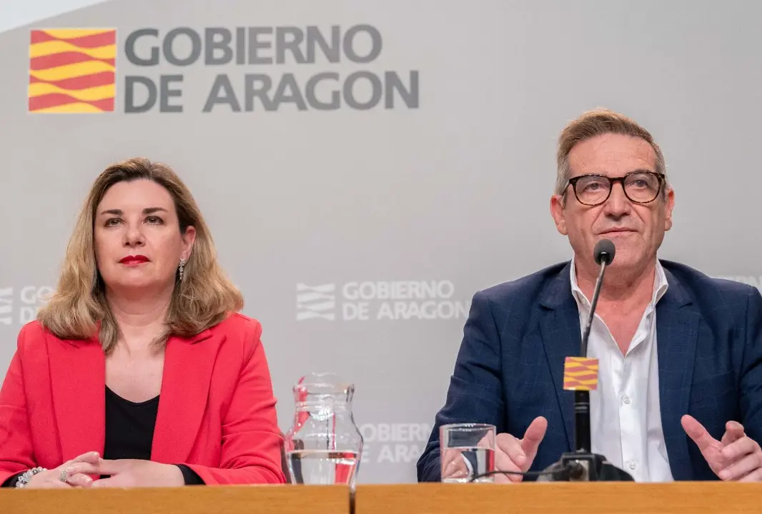 La consejera de Educaci&oacute;n, Ciencia y Universidades, Claudia P&eacute;rez Forni&eacute;s, y el director general de Planificaci&oacute;n, Centros y FP, Luis Mallada / Fabi&aacute;n Sim&oacute;n
