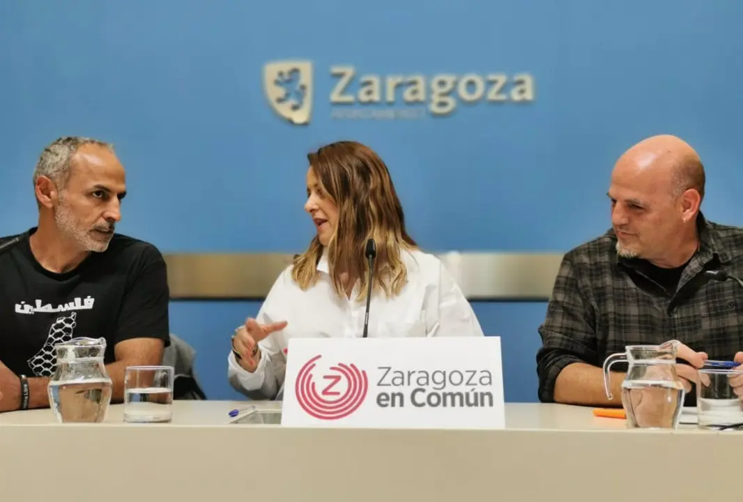 La portavoz municipal de ZeC, Elena Tom&aacute;s, junto al concejal Suso Dom&iacute;nguez, a su izquierda.