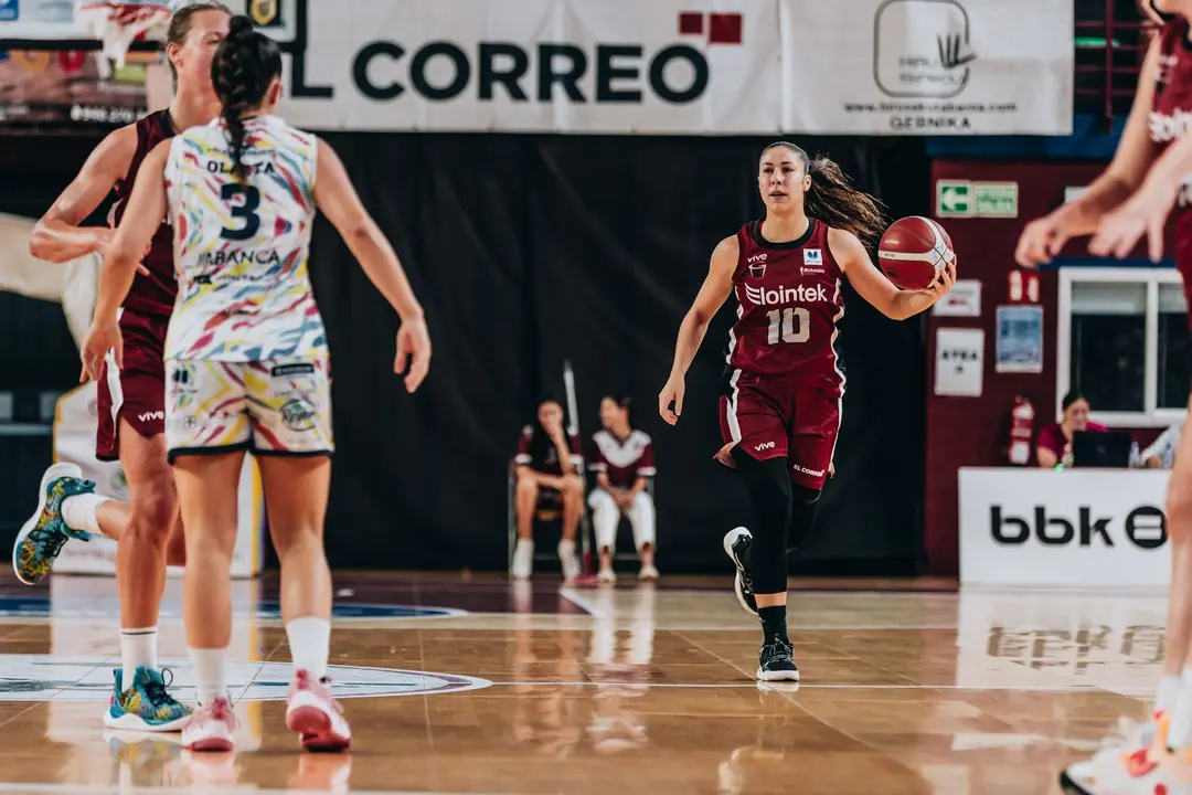 Laia Flores con Gernika / GERNIKA
