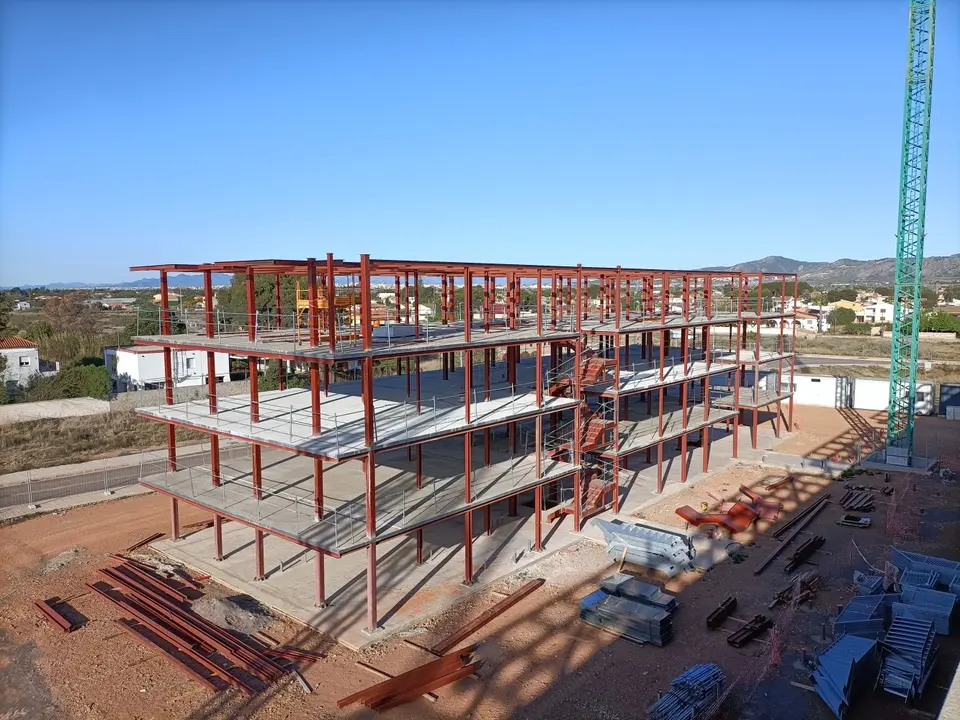 Las innovadoras estructuras met&aacute;licas ya se levantan en la promoci&oacute;n Aqua Mare en El Grao / Grupo Lobe