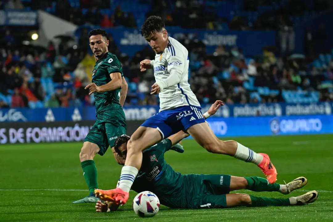 El Real Zaragoza en La Romareda / MARCOS CEBRI&Aacute;N