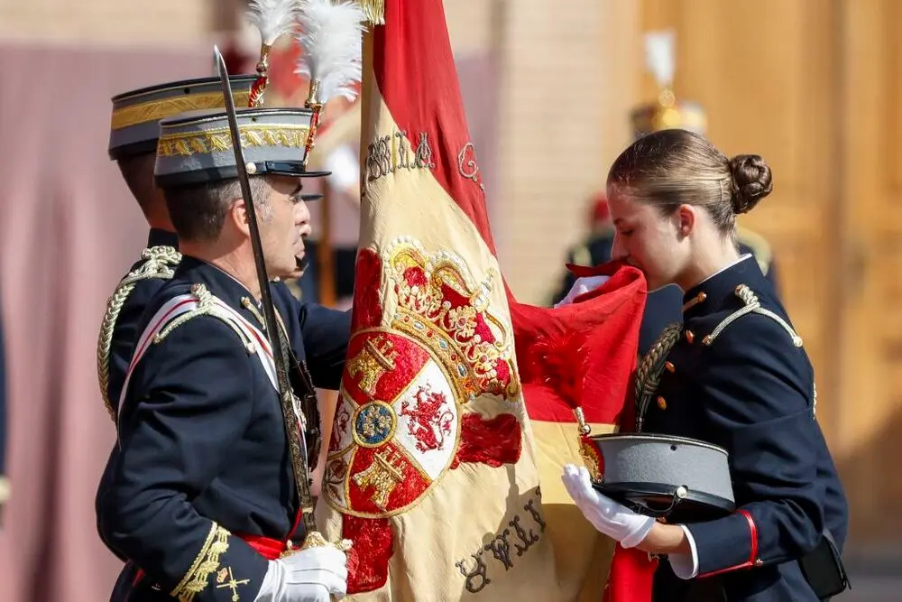 ZARAGOZA, 07/10/2023.- La princesa de Asturias, Leonor de Borb&oacute;n, jura bandera en una ceremonia oficial celebrada en la Academia Militar de Zaragoza este s&aacute;bado presidida por su padre, el rey Felipe VI, y junto al resto de los cadetes de su curso. EFE/Javier Cebollada
