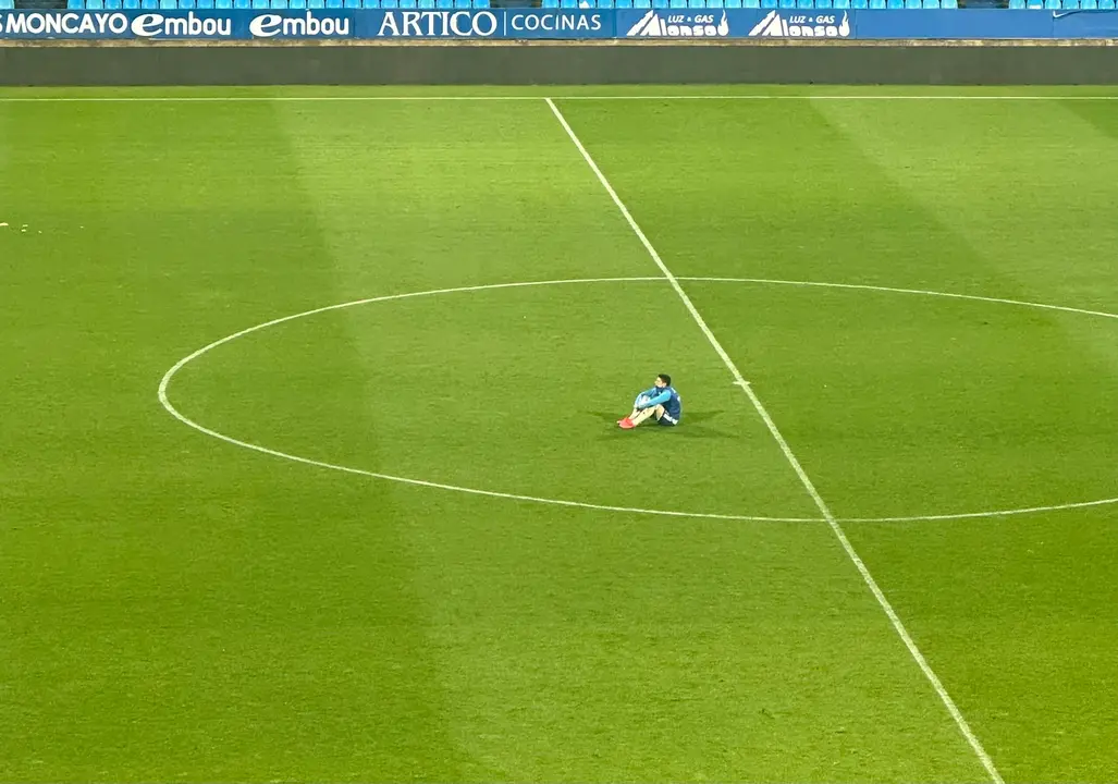 Fran G&aacute;mez en el centro del campo de La Romareda / HOY ARAG&Oacute;N