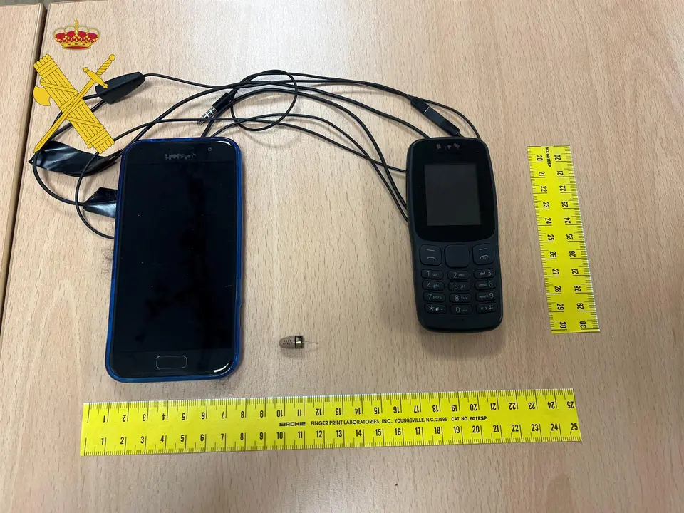 Material para copiar en el examen del Certificado de Aptitud Profesional para conductores en Teruel, incautado por la Guardia Civil.
