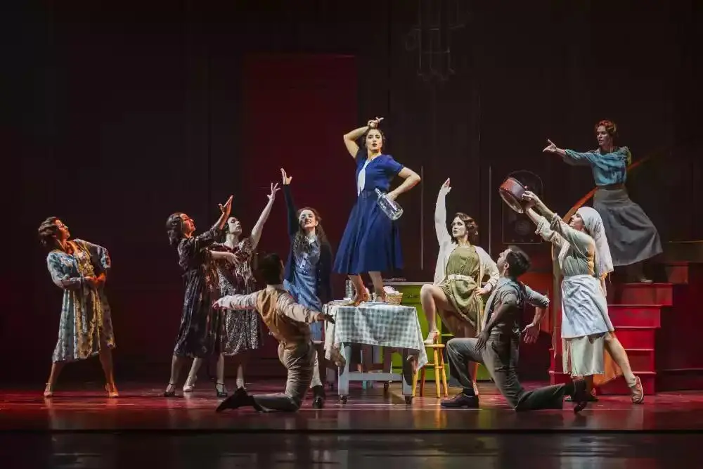 'El tiempo entre costuras' estar&aacute; en el Teatro Principal hasta el 26 de mayo