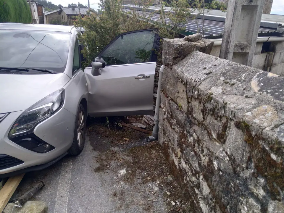 El veh&iacute;culo de la mujer fallecida, tras descender varios metros y colisionar contra un muro de piedra / Ayto Ponferrada