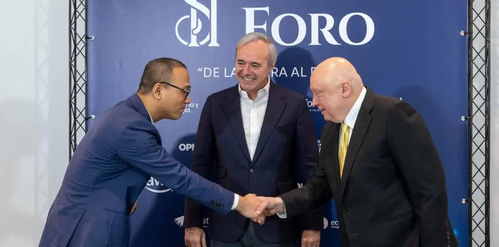 El presidente Azc&oacute;n, en el centro, durante la firma del acuerdo entre Forestalia y CGE. A la derecha, el CEO y fundador de Forestalia, Fernando Samper / HOY ARAG&Oacute;N
