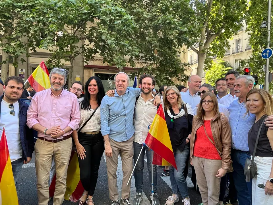 Azc&oacute;n con otros l&iacute;deres del PP de Arag&oacute;n en la concentraci&oacute;n de Madrid contra la ley de amnist&iacute;a. / Europa Press