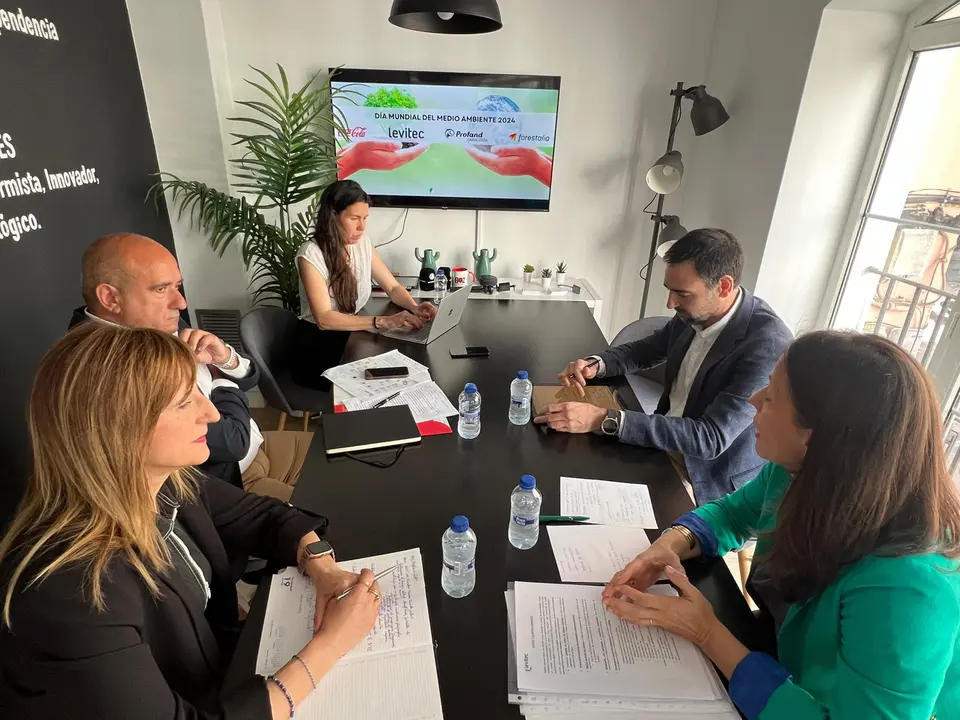 A la izquierda, Ana Cristina Fraile (Forestalia) y Fernando Anel (Coca-Cola). A la derecha, Roc&iacute;o L&oacute;pez (Levitec) y Fernando Mart&iacute;n (Grupo Profand). / S. A.