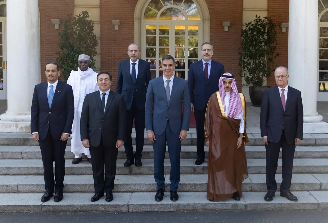 En primera fila, el presidente del Gobierno, Pedro S&aacute;nchez (c), el ministro de Asuntos Exteriores, Uni&oacute;n Europea y Cooperaci&oacute;n, Jos&eacute; Manuel Albares (2i), y los ministros del Grupo de Contacto &aacute;rabe e isl&aacute;mico para Palestina / E.P.