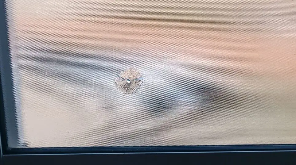 Imagen del perdigonazo recibido en un cristal de una vivienda de Parque Bruil /H.A.