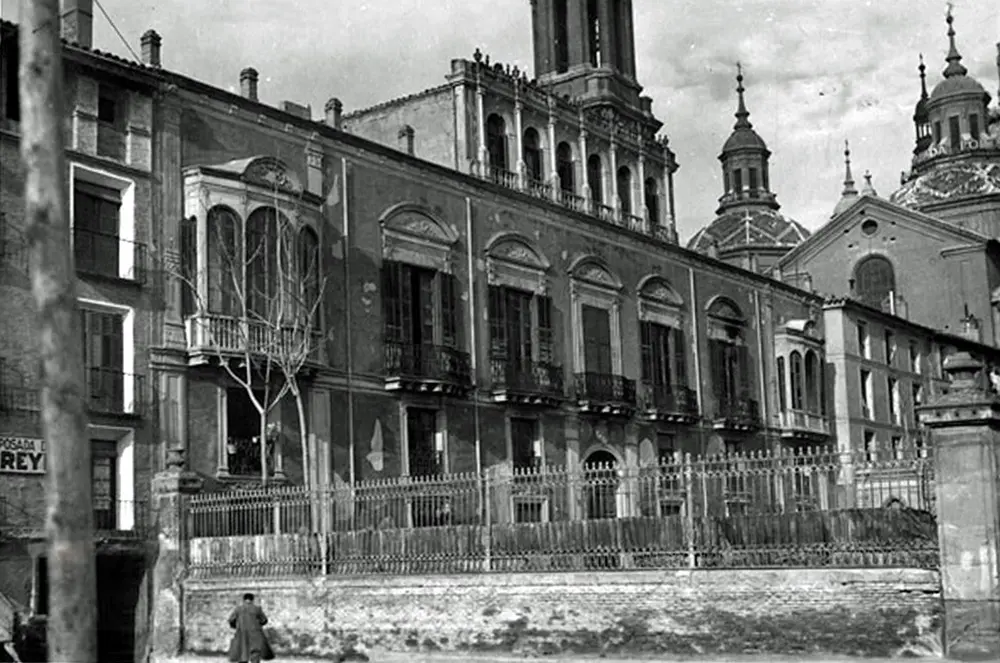 El Palacio de los Marqueses de Ayerbe desde el Paseo del Ebro, en los a&ntilde;os 30 / Archivo Municipal, Archivo Mora, GAZA  