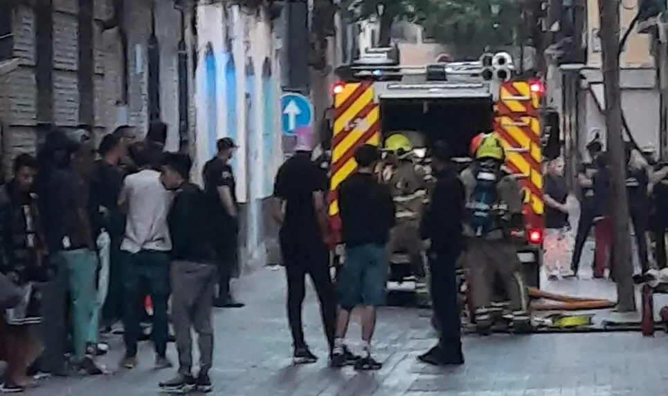 Imagen del incendio ayer domingo en la calle Pignatelli n&uacute;mero 76/ H.A.