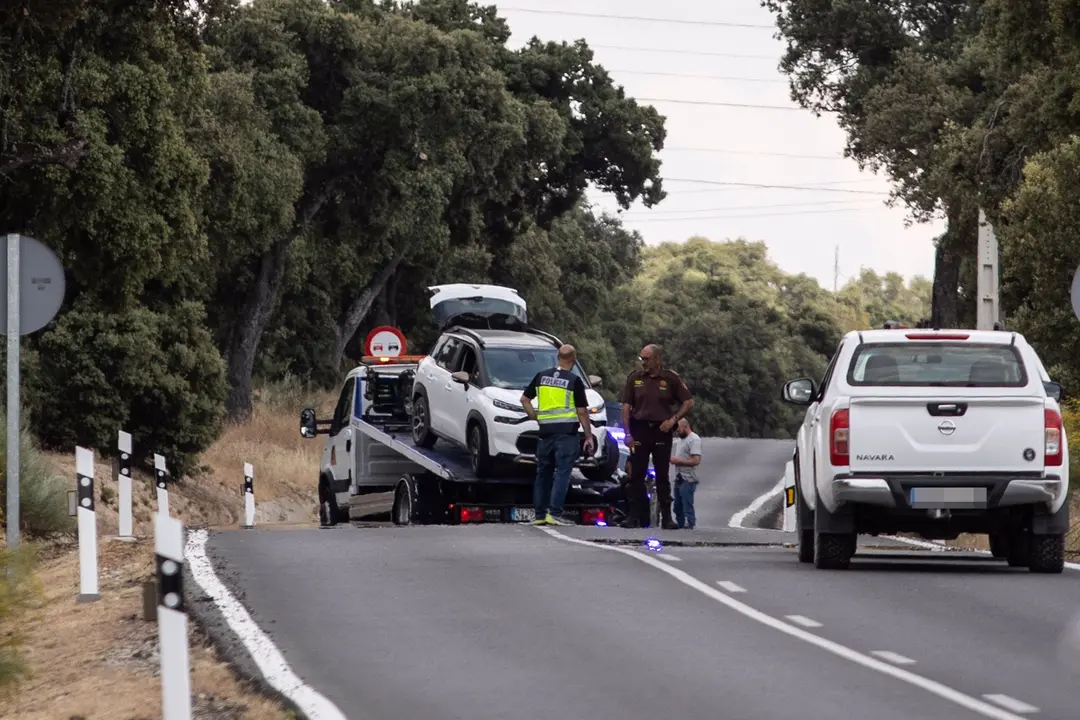 Un gr&uacute;a recoge el veh&iacute;culo del suceso, en el kil&oacute;metro 6 de la M-612, en la carretera de Fuencarral-El Pardo. EP