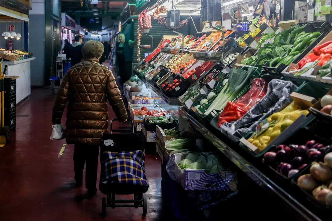 Una mujer realiza compras en un mercado de alimentaci&oacute;n / E.P.