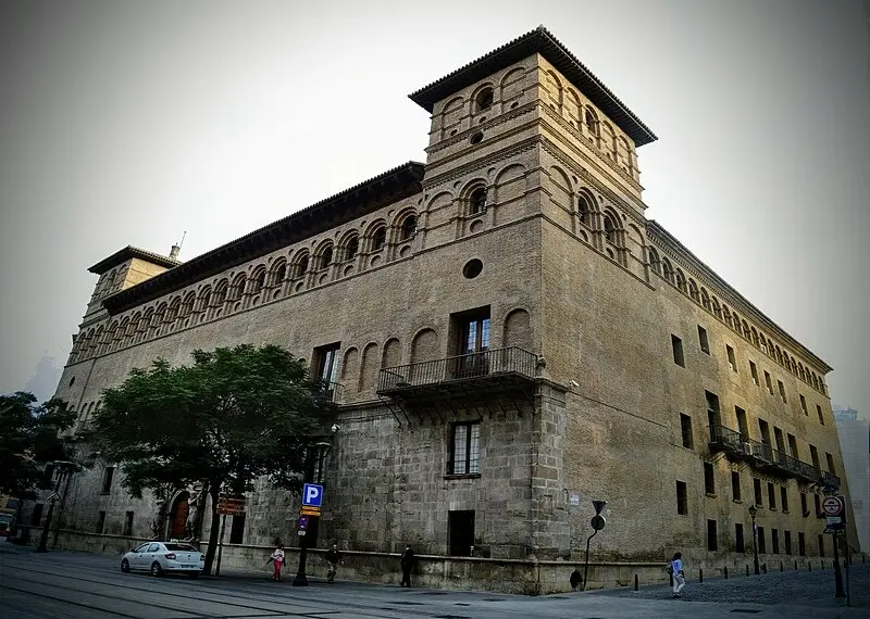 El palacio destaca por sus torres y por la portada con dos gigantes / Servandogotor
