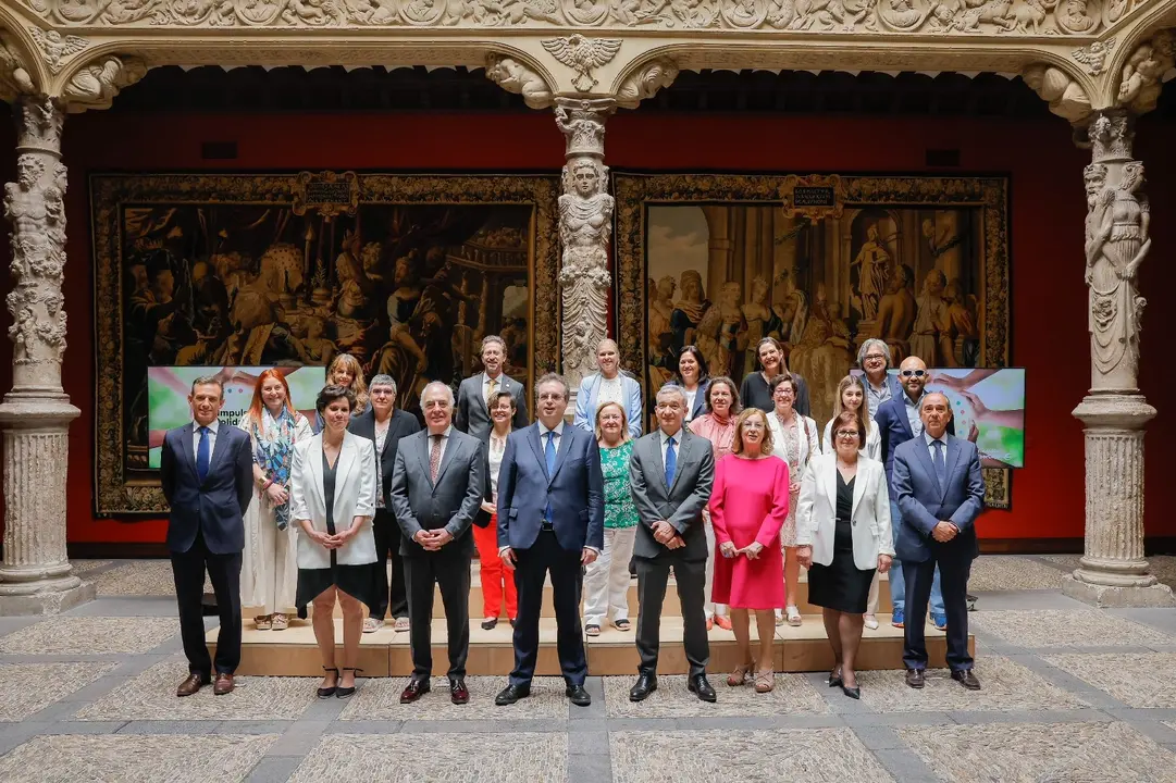 El presidente de Ibercaja, Francisco Serrano; el consejero delegado de Ibercaja, V&iacute;ctor Iglesias; el director general de Fundaci&oacute;n Ibercaja, Jos&eacute; Luis Rodrigo; el director del &Aacute;rea de Gesti&oacute;n de Activos y Seguros, Luis Miguel Carrasco; y el director del &Aacute;rea de Personas, Jos&eacute; Ignacio Oto junto con los representantes de las entidades sociales premiadas.