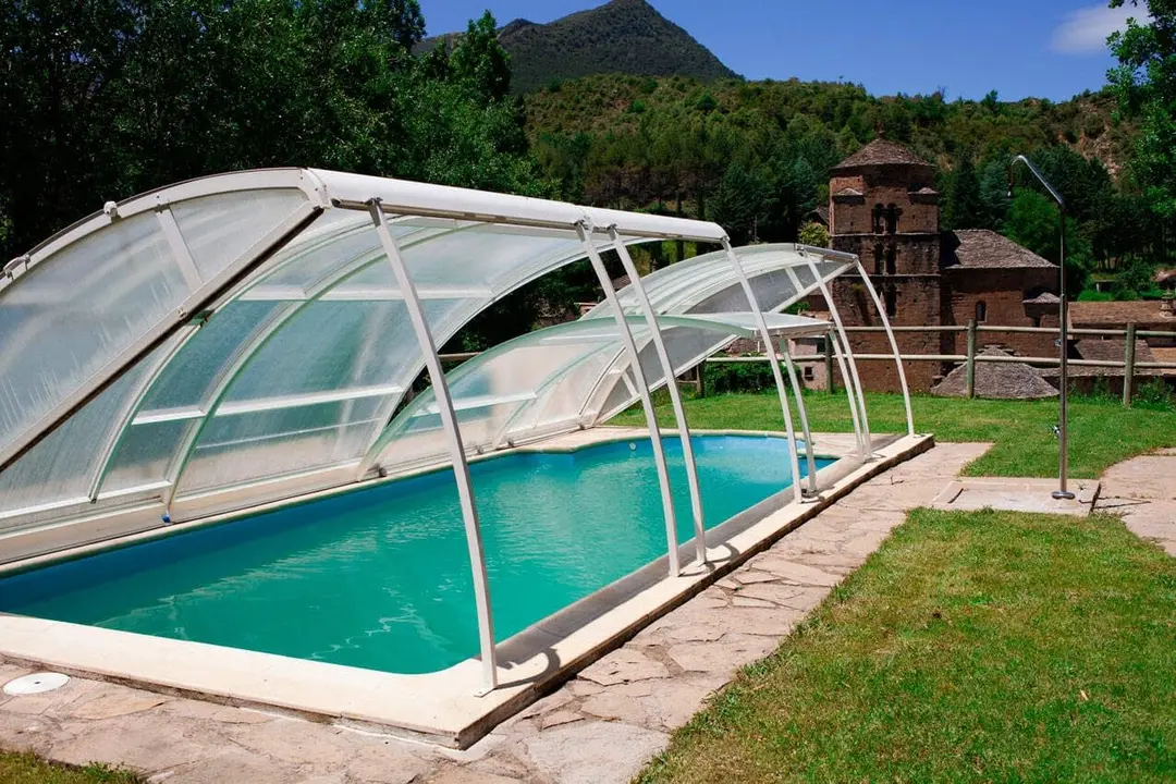 La piscina del hotel, con vistas a la iglesia de Santa Mar&iacute;a / El Mirador de los Pirineos