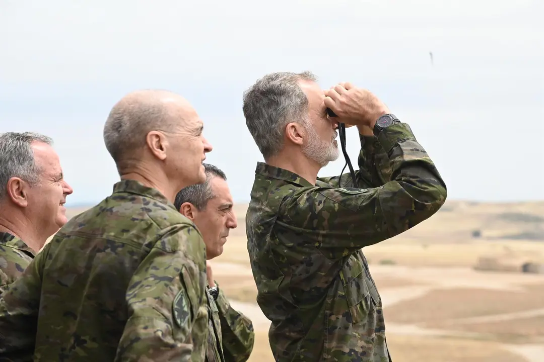 El Rey Felipe VI durante el ejercicio &lsquo;Atlas&rsquo; 24 del Ej&eacute;rcito de Tierra, en el Centro Nacional de Adiestramiento de San Gregorio. / E.P.