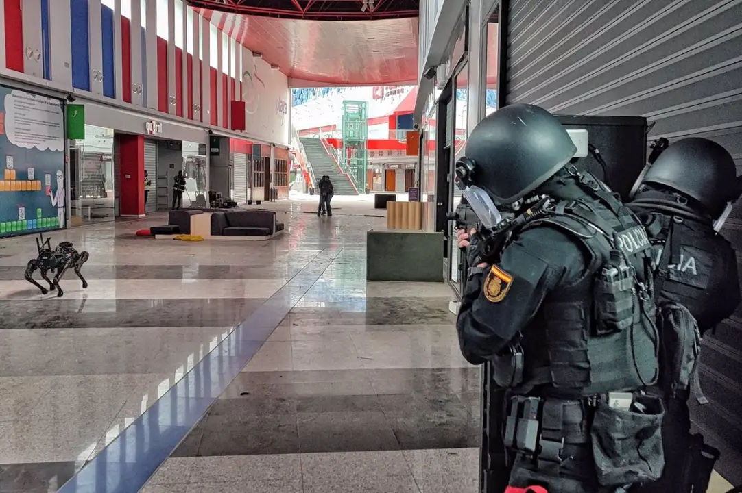 Dos polic&iacute;as y un robot en plena acci&oacute;n dentro del simulacro llevado a cabo este martes en la galer&iacute;a comercial de Plaza Imperial de Zaragoza / Polic&iacute;a Nacional